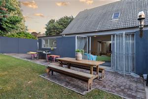 Spacious Family Home Near Robberg Beach