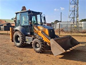 4x4 2023 Case 570V, Tlb, Only 3623 hours, standing in Pretoria
