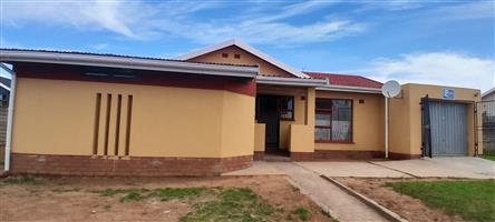 3 Bedroom House To Rent in Southernwood Mthatha