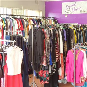We buy and sell good used clothing, accessories, and linen