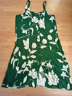 Dress green floral size 38 button-front midi  Light and cool Length 84cm Bosom 51cm