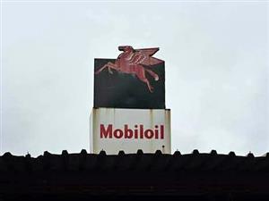 Very Collectable Enamel Mobile Oil Can Dispenser / Shelf 