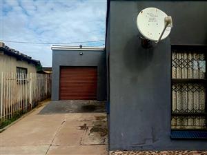 Prime Opportunity: 3-Bedroom Residence with Expansive Grounds