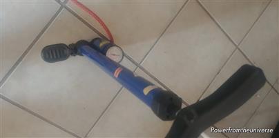bicycle pump with guage