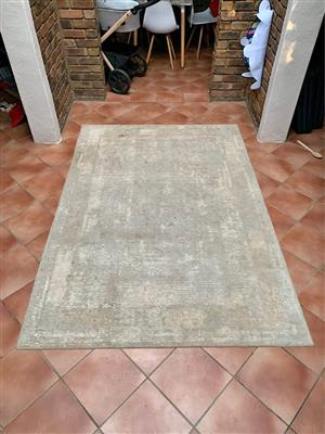 White Textured Rug – 233 × 158 cm