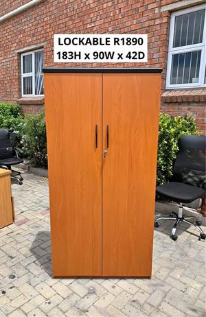 GOOD QUALITY LOCKABLE OFFICE FILING STORAGE CUPBOARD