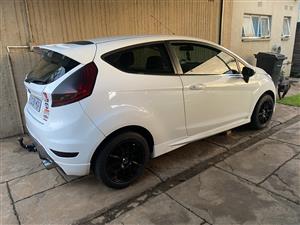 2010 Ford Fiesta 1.6 titanium to swap for small bakkie