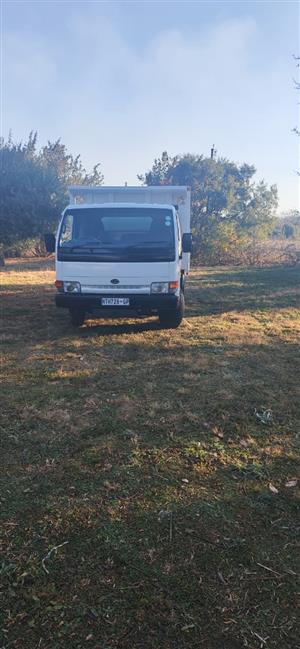 2002 UD40 4 cube tipper truck