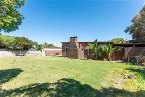 4 Bedroom house for sale in Middedorp