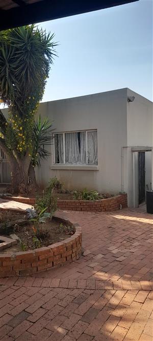 Cottage available in Northcliff 