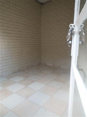 Outside room with shower and toilet to rent in Orange Grove