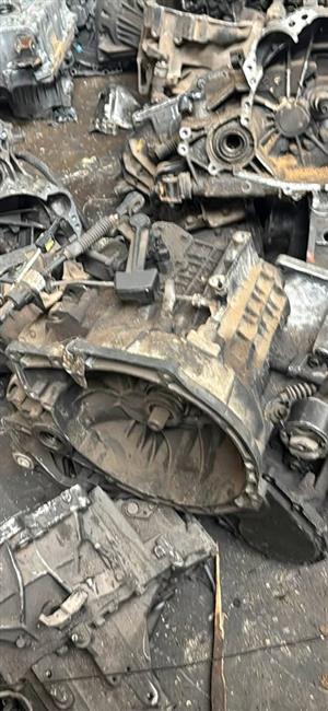 Peugeot Citroen 10JB 5 speed Gearbox.