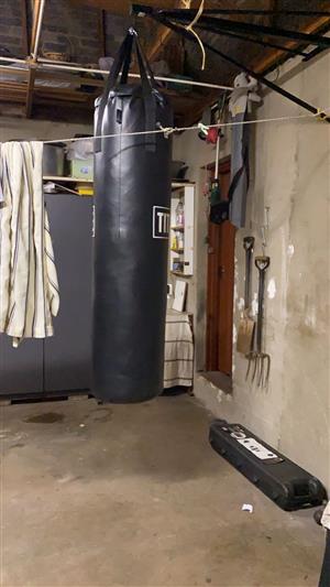 URGENT SALE – PUNCHING BAG + HEAVY DUTY BRACKET