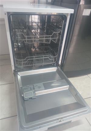 Midea WQP12-7605V Dishwasher. 