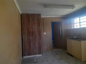 Bachelor to  let in st David's Street close to bedfordview secondary  school malvern east germiston