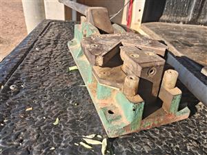 Aluminium window crimper