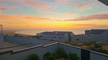 BEAUTIFULLY APPOINTED HOMESTEAD WITH PANORAMIC HARBOUR VIEWS OF SALDANHA BAY