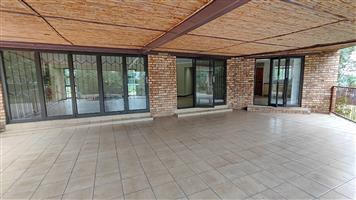 House with staff room to let