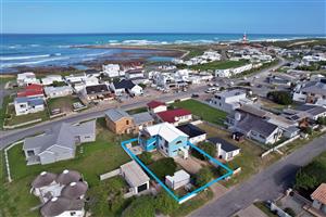 Coastal Artistry & Vibrant Living in this Agulhas Haven!