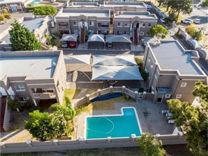 PAROW NORTH: IS OLYMPIA SECURE COMPLEX. 1BED FLAT / SHADE PARKING / POOL / BRAAI AREAS