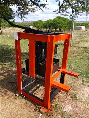Electrically operated static maxi brick making machine