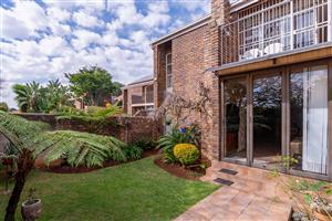 Townhouse For Sale in Birchleigh North