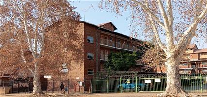 Charming 1-Bedroom Flat in Secure Building – Ideal for Couples or Investors!