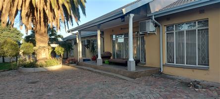 3 BEDROOM HOME IN EAST END WITH 2 FLATLETS