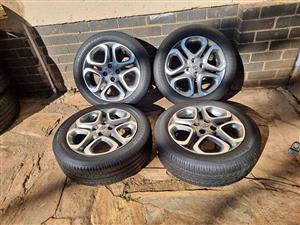 4 X 16inch original Hyundai i20 & i30 mag wheels with tyres for sell 