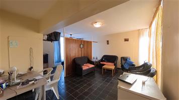 Sizable Bachelor Flat with Scenic City Views