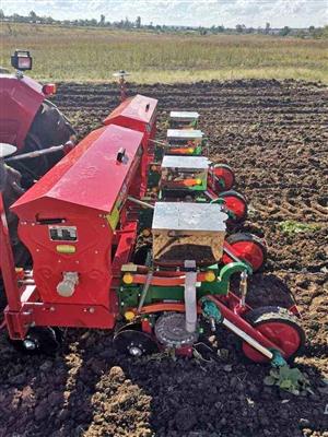 MAIZE PLANTERS
