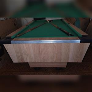 Non coin pool table with balls and 4 cue . 2 cue need points Jhb south , cash on