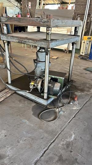 HYDRAULIC PRESS FOR SALE