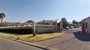 Townhouse For Sale in Oakdene
