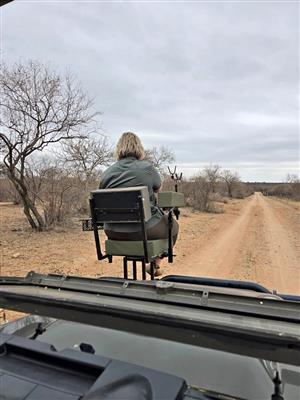 BESTEL JOU KERSGESKENK BETYDS. OPVOUBARE en VERSTELBARE Bakkie skiet stoel.