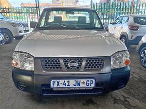 Nissan Np300 2.0 Single cab Manual petrol  2017 White Leather interior