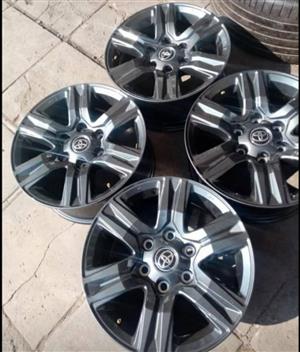 17" Toyota Hilux/Fortuner original black mags set 