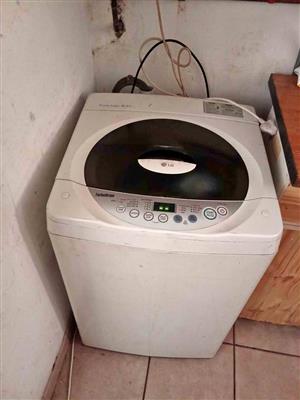 LG 8.2Kg Automatic Washing Machine In Working Condition.