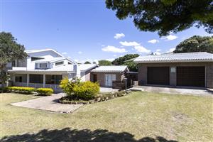 Beautifully Maintained Coastal Home in Kleinemonde