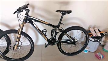 GIANT Full-Suspension Mountain Bike