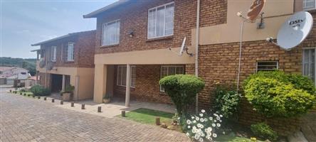 Townhouse For Sale in Glenvista