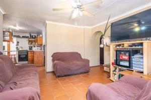 !!! HOUSE FOR SALE WITH WORKSHOP & BUSINESS POTENTIAL ON FULLY FENCED PROPERTY !!!