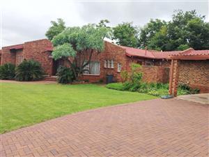 Spacious 5 bedroom family home, boomed off area fully secured with pool, entertainment area.