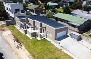 3-bed corner residence with a breeze and a view