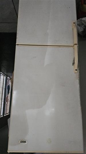 Kic 351lt Fridge/ Freezer for sale R2000