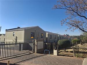 Charming Duplex Townhouse in Secure Complex – Ideal for Comfortable Living!