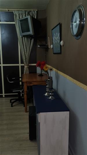 Large room to rent within appartment/flat area horizon view gauteng jhb 