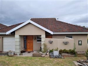 Townhouse For Sale in Beacon Bay