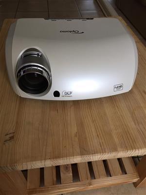 Optoma projector and retractable screen 