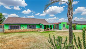 Charming 2 Bedroom House With Flatlet in Witpoortjie - NON Distressed Auction